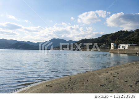 波静かな高知県の浦ノ内湾 波静かな高知県の浦ノ内湾 112253538