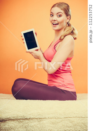 Sporty girl with pc tablet. Blank screen copyspace 112253752