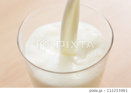 グラスに牛乳を注ぐ 112253961