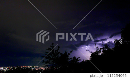 夜景と稲妻 112254063