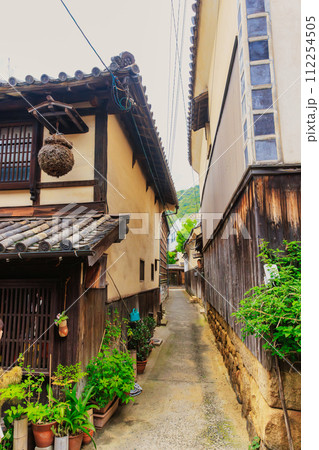 鞆の浦 昔ながらの町並み（広島県福山市） 112254505