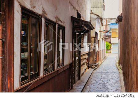 鞆の浦 昔ながらの町並み（広島県福山市） 112254508