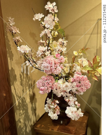 ひな祭りの桃の花飾り 豪華な生け花と和室の床の間 日本の伝統的な春の装飾 112255498