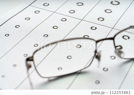 眼鏡と視力検査表 112255861