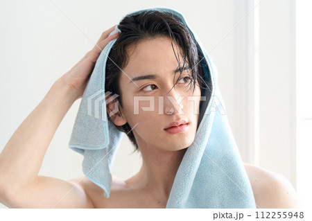 入浴後の男性 112255948