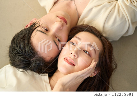 床に横たわる男女 112255991