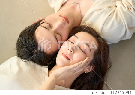 床に横たわる男女 112255994