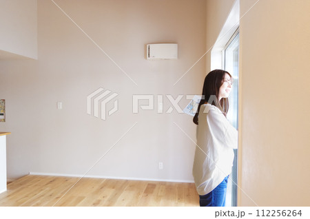 不動産の見学をしている女性 不動産の見学をしている女性 112256264