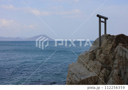 四国（本土）最北端、竹居観音岬（左は小豆島の三都半島、地蔵埼灯台が見える） 112256359