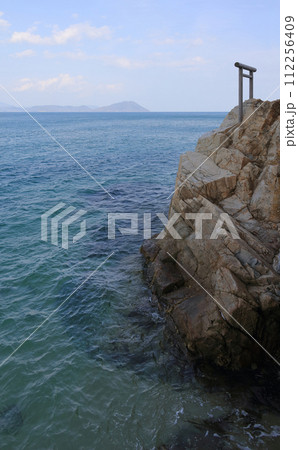 四国(本土)最北端、竹居観音岬(遠方は小豆島の三都半島、地蔵埼灯台が見える) 四国(本土)最北端、竹居観音岬(遠方は小豆島の三都半島、地蔵埼灯台が見える) 112256409