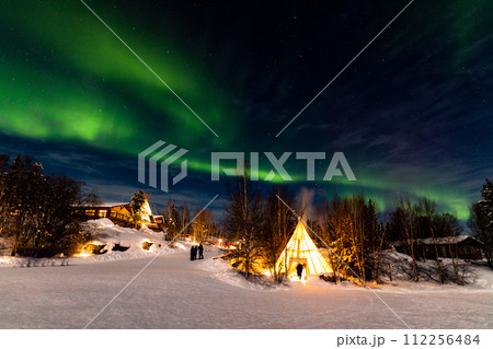 カナダ　イエローナイフのオーロラ 112256484