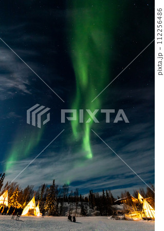 カナダ　イエローナイフのオーロラ 112256486