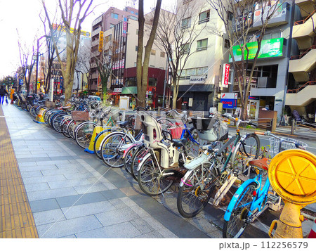 東京錦糸町駅前の自転車置き場 112256579