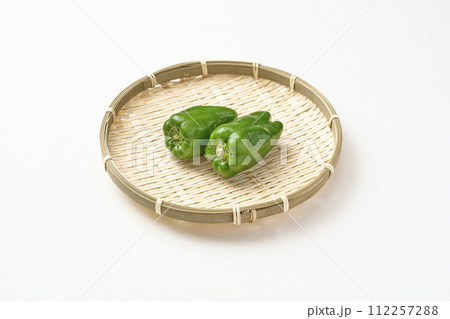 ざるにのったピーマン 112257288