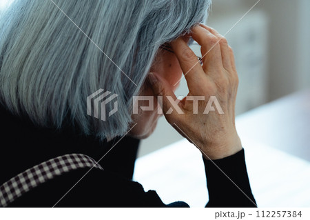 一人暮らしのシニア女性 一人暮らしのシニア女性 112257384