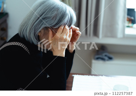 一人暮らしのシニア女性 一人暮らしのシニア女性 112257387