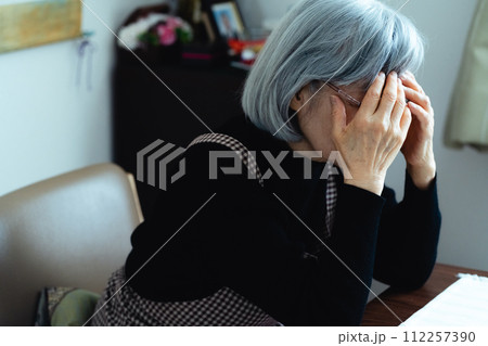一人暮らしのシニア女性 一人暮らしのシニア女性 112257390