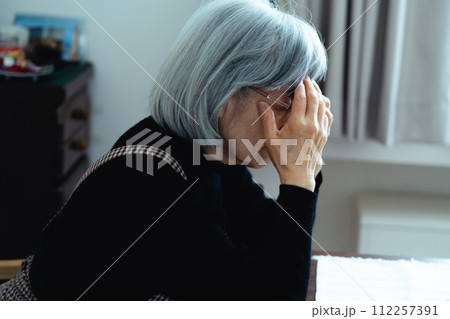 一人暮らしのシニア女性 一人暮らしのシニア女性 112257391