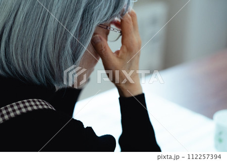 一人暮らしのシニア女性 一人暮らしのシニア女性 112257394