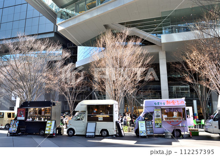 ランチタイムに東京国際フォーラム中庭に出店するキッチンカー ランチタイムに東京国際フォーラム中庭に出店するキッチンカー 112257395