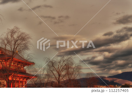 若草山山焼き夕暮れ待ち 112257405