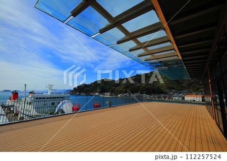 【愛媛県】晴天の八幡浜港とフェリー 112257524