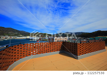 【愛媛県】晴天の八幡浜フェリーターミナル展望台と八幡浜市街 112257530