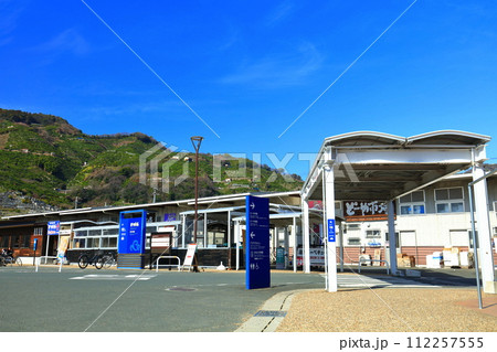 【愛媛県】晴天の「みなとオアシス八幡浜みなっと」 112257555