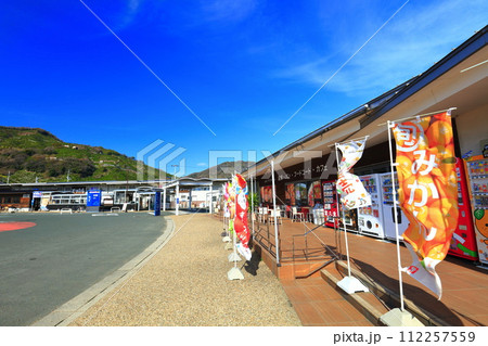 【愛媛県】晴天の「みなとオアシス八幡浜みなっと」 112257559