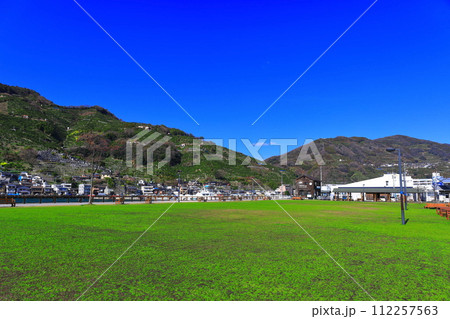 【愛媛県】晴天の沖新田緑地公園「みなとオアシス八幡浜みなっと」 【愛媛県】晴天の沖新田緑地公園「みなとオアシス八幡浜みなっと」 112257563