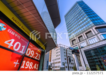 日本の東京都市景観 4万円台日経平均株価史上最高値更新…株価ボード（終値）…「兜町」交差点＝4日 112257571