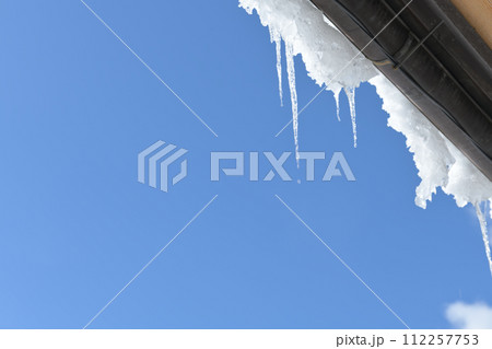 雪晴れの朝、軒先の積もった雪とつらら 雪晴れの朝、軒先の積もった雪とつらら 112257753