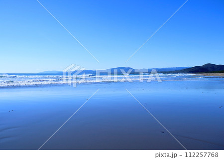 入野海岸 青に染まる砂浜 冬 (高知県 黒潮町) 入野海岸 青に染まる砂浜 冬 (高知県 黒潮町) 112257768