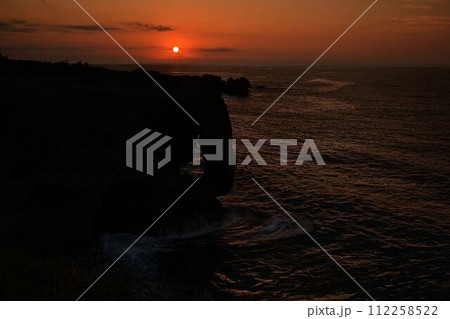 万座毛からの夕日 112258522