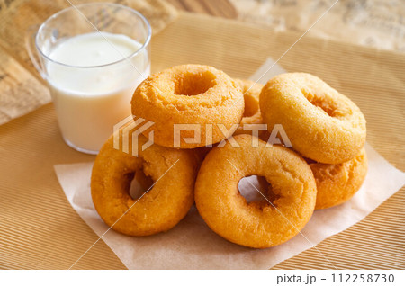 豆乳ドーナツとオーツミルク 豆乳ドーナツとオーツミルク 112258730