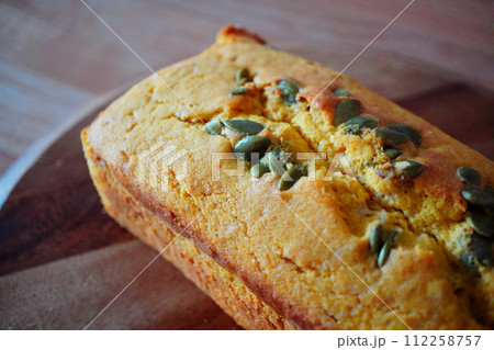 秋に食べたくなる手作りのカボチャパウンドケーキ。2023年10月。 秋に食べたくなる手作りのカボチャパウンドケーキ。2023年10月。 112258757
