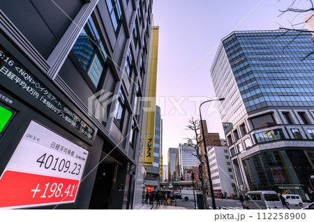 日本の東京都市景観 4万円台日経平均株価史上最高値更新…株価ボード(終値)…「兜町」交差点…=4日 日本の東京都市景観 4万円台日経平均株価史上最高値更新…株価ボード(終値)…「兜町」交差点…=4日 112258900