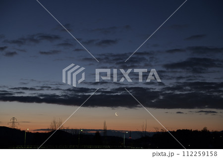 夜明けの空に昇って来た明けの明星と有明の月 112259158