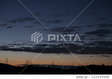 夜明けの空に昇って来た明けの明星と有明の月 112259160