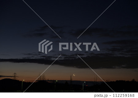 夜明けの空に昇って来た明けの明星と有明の月 112259168