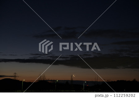 夜明けの空に昇って来た明けの明星と有明の月 112259202