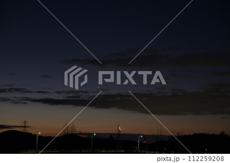 夜明けの空に昇って来た明けの明星と有明の月 112259208