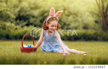 child with painting eggs outdoors child with painting eggs outdoors 112259667