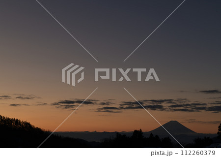 明け行く空に月齢27.6の細い月と明けの明星にシルエット富士 112260379