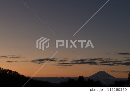 明け行く空に月齢27.6の細い月と明けの明星にシルエット富士 明け行く空に月齢27.6の細い月と明けの明星にシルエット富士 112260380