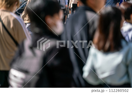 行き交う人々 行き交う人々 112260502