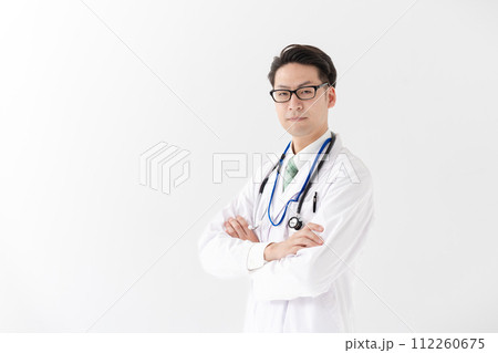 腕組みする医師 112260675