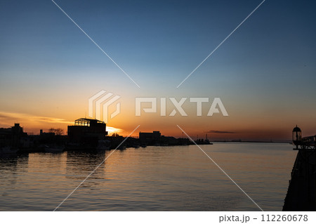 世界三大夕景　釧路　幣舞橋からの夕陽 112260678