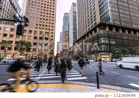 日本の東京都市景観 4万円台日経平均株価史上最高値更新…大手町駅前のビル群・仕事帰りなど…＝4日 112260699