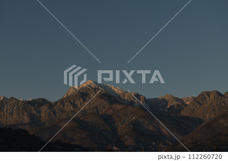 浅井が照らす厳冬の南アルプス甲斐駒ケ岳 112260720